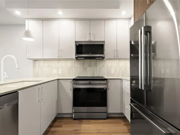 2881 Leigh Rd #306, Langford, BC V9B 4G3