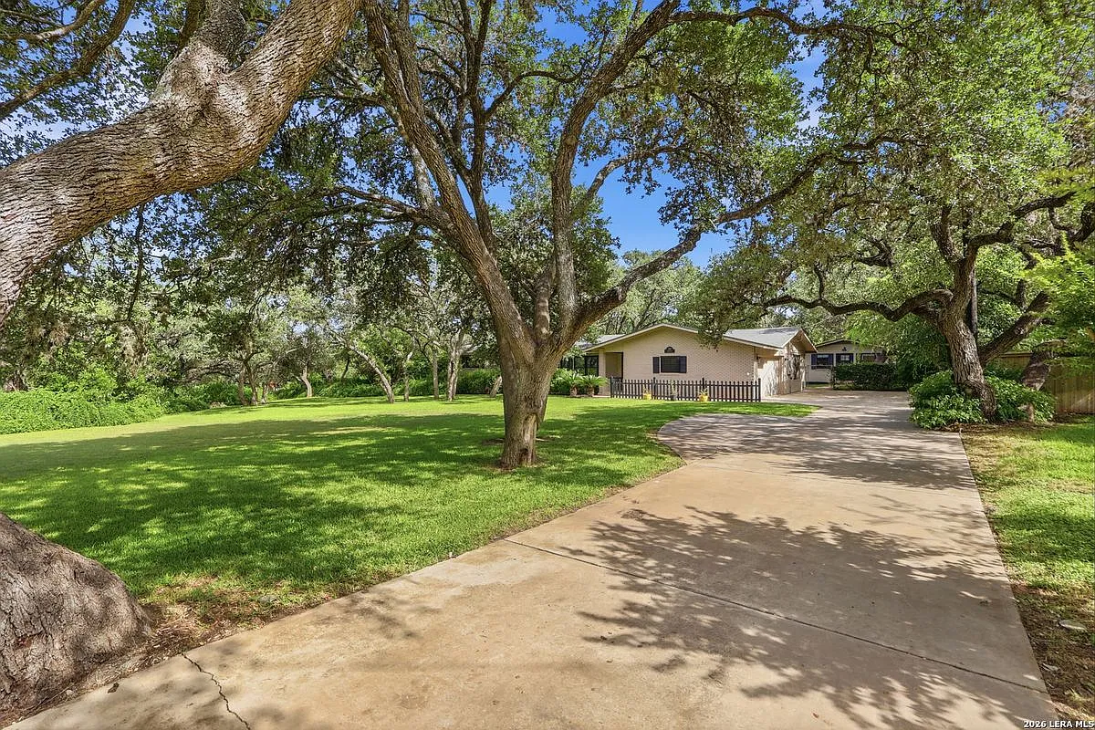 4 bed, 4.0 bath, 2272 sqft, $3,000 — Photo 3