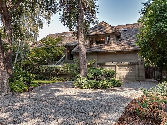 One of a kind! An amazing setting on Dry Creek adds to the appeal of this wonderful home.  It fronts onto the park between Morton Boulevard and Brook Way.