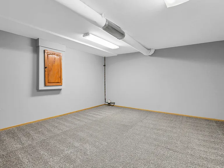 933 Briaro St — Photo 39