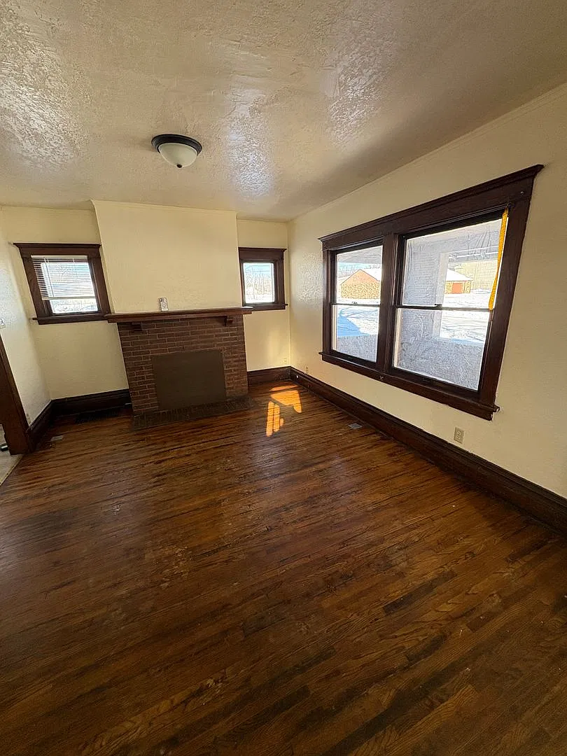 3 bedroom 1 bathroom single family home — Photo 3