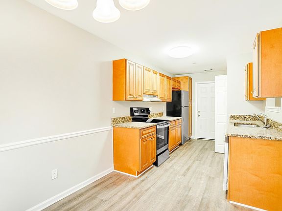 5th image of 210 Huntington Dr