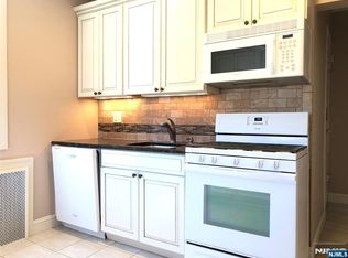 808 Fairview Ln, Fort Lee, NJ