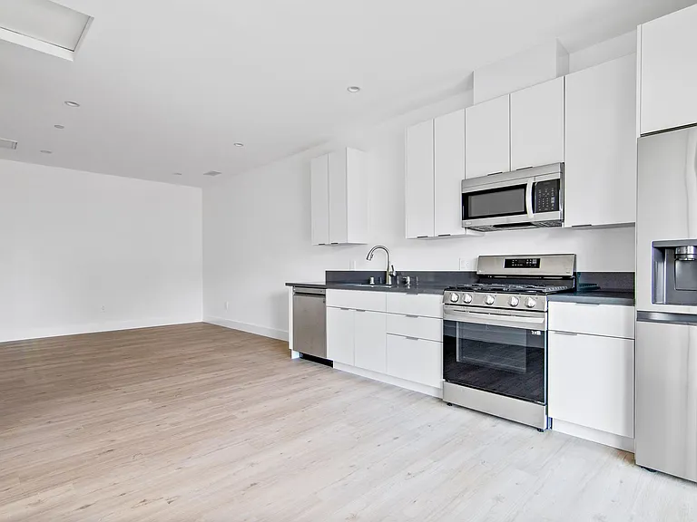 18199 Sunburst St — Photo 2