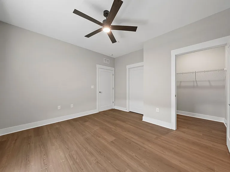 Mount Victor Olde Towne Luxury Apartments — Photo 35