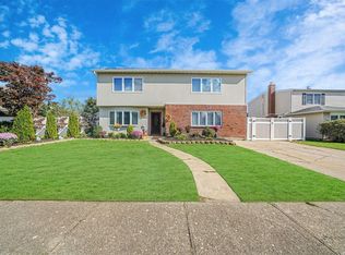 19 Ring Ln, Levittown, NY 11756