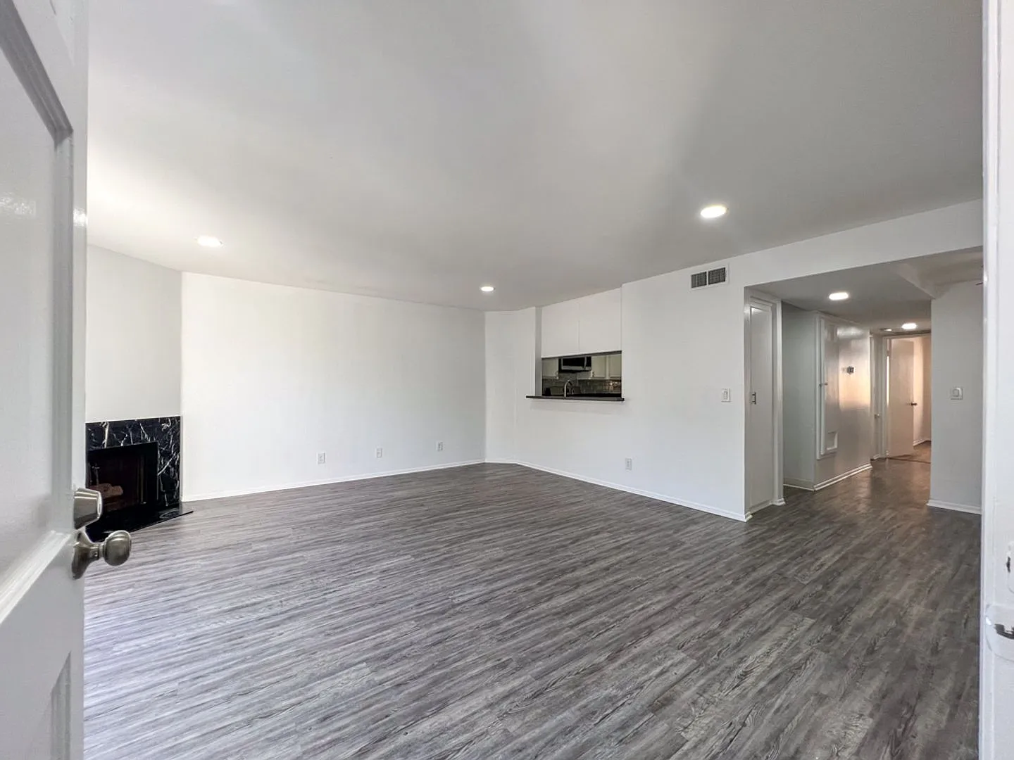 Gorgeous 2 Bed/2 bath apartment in excellent Sherman Oaks area! — Photo 3