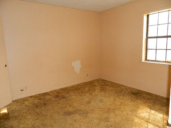 4th image of 12 Dogwood St