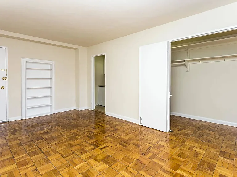 Empire Apartments — Photo 18