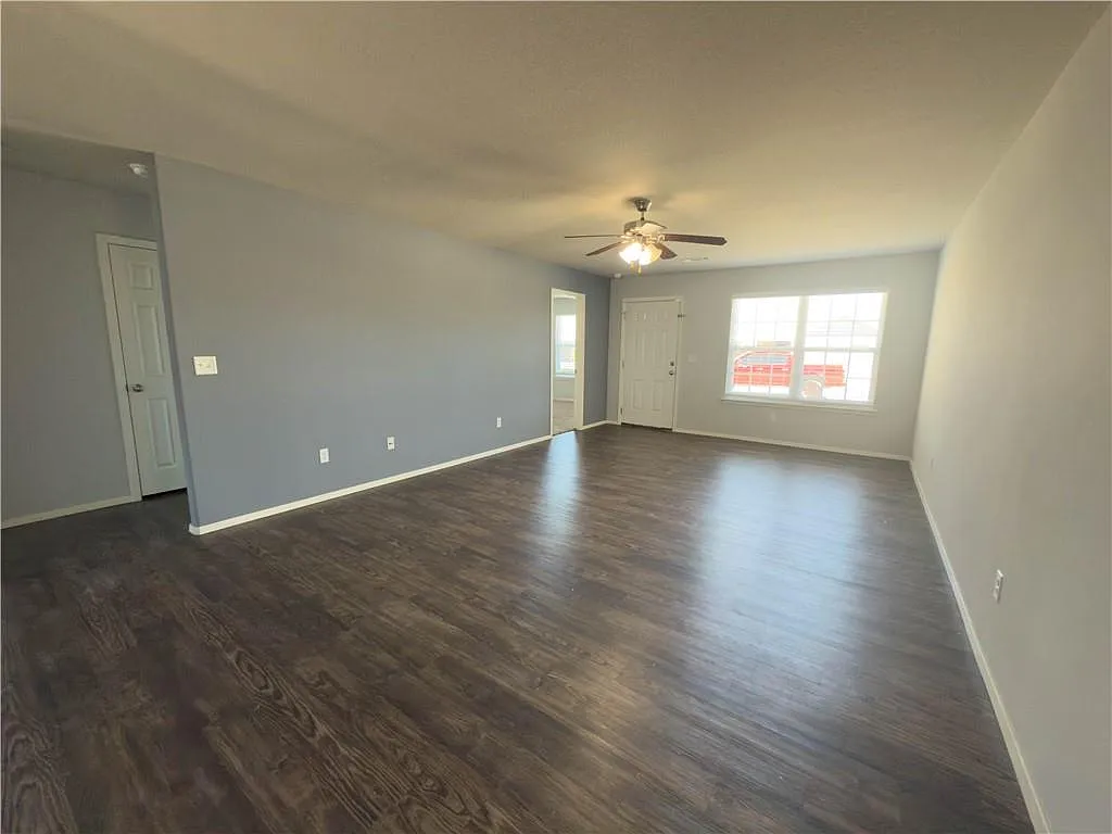 4 bed, 1524 sqft, $1,700 — Photo 2