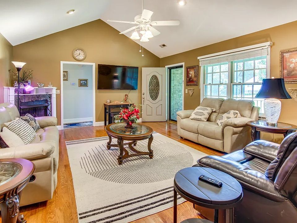 1st image of 102 Rosewood Way