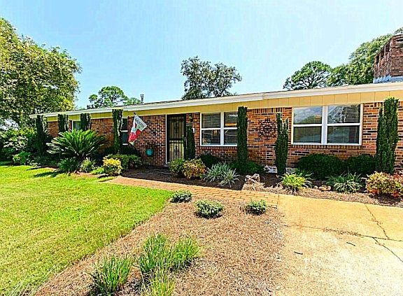 3rd image of 411 Oakland Cir