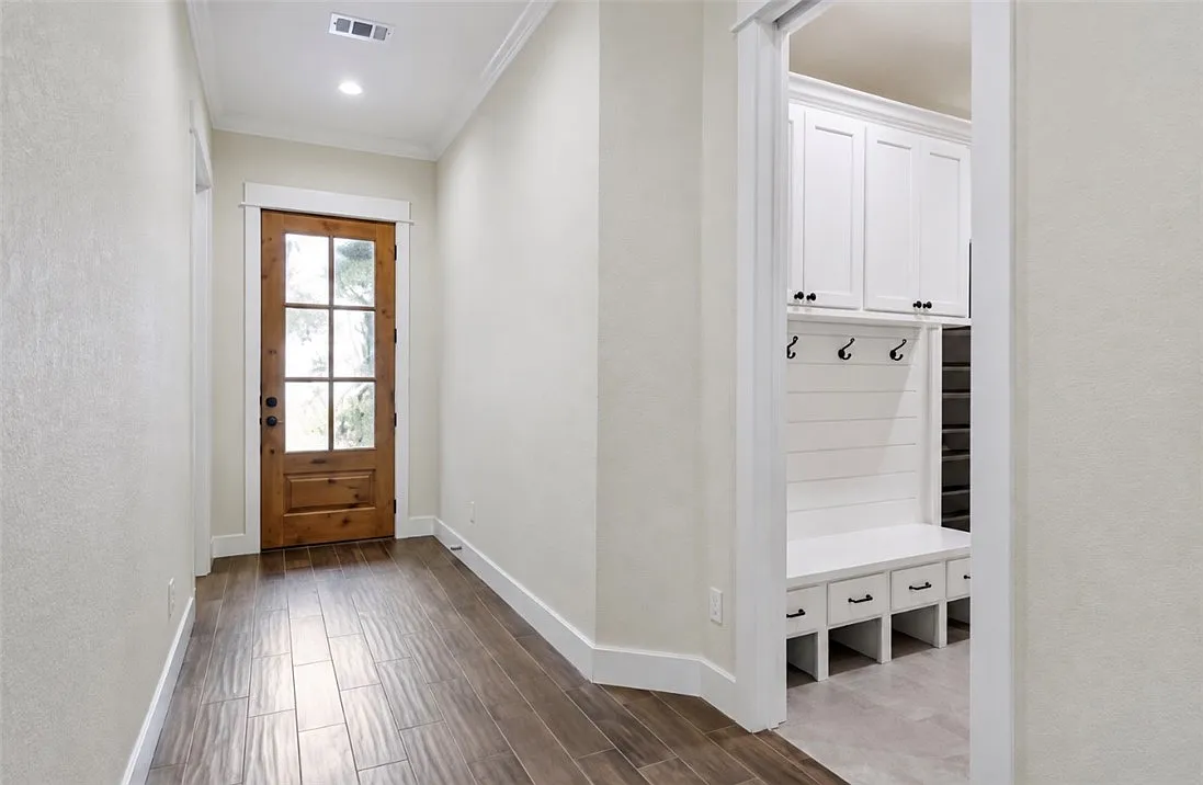 4 bed, 1979 sqft, $3,000 — Photo 2