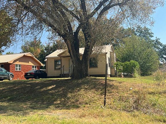 2nd image of 905 SW 2nd St