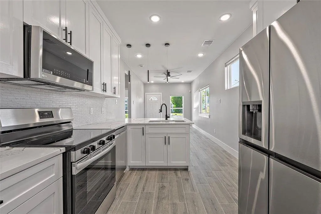 2 bed, 2.0 bath, 816 sqft, $1,500 — Photo 2