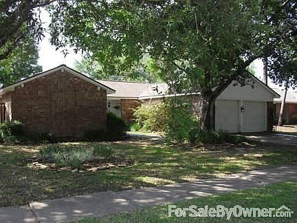 2926 Early Turn Drive : The home is on a quiet street with a large tree and great landscaping out fr