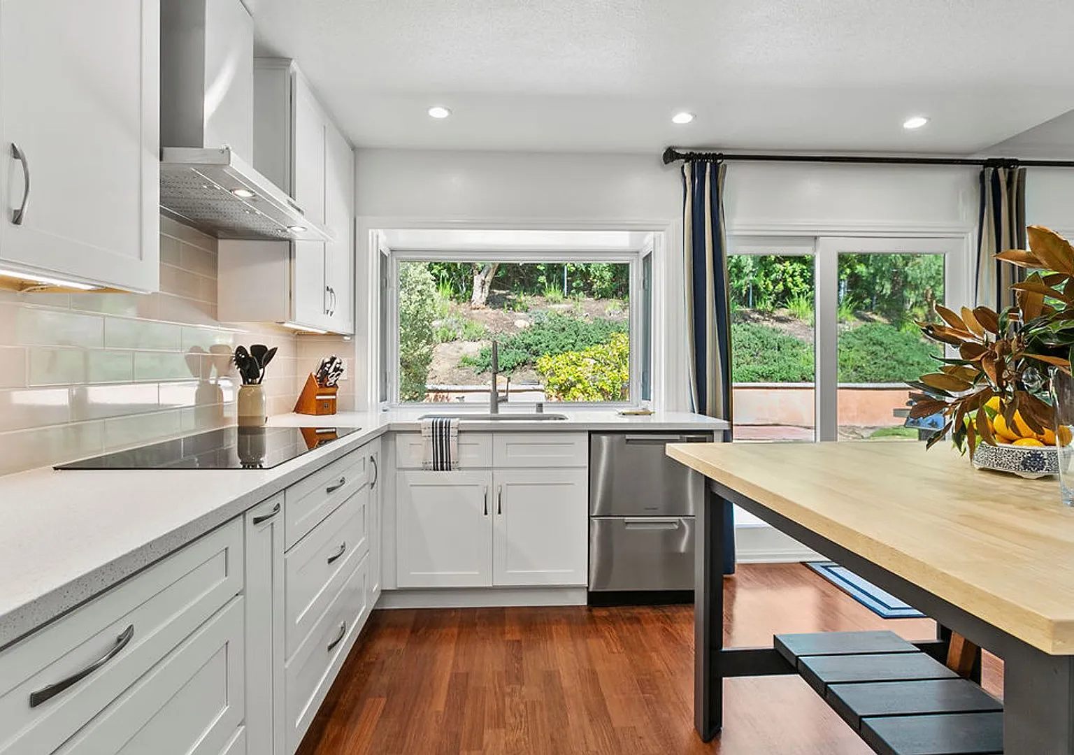 Beautifully Furnished Designer Single-Level 3 Bedroom Home with Lake Mission Viejo Access! — Photo 2