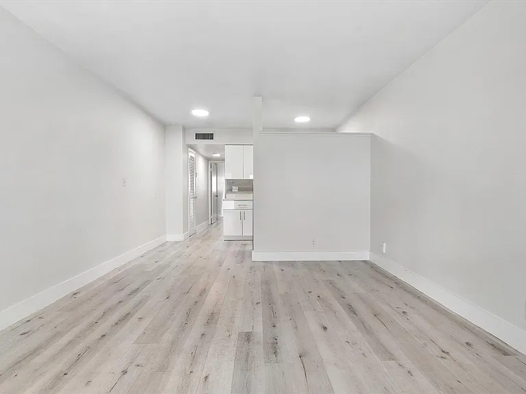 1638 Plunkett St #1 — Photo 11