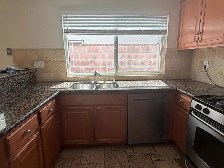 11546 Wyandotte St — Photo 9