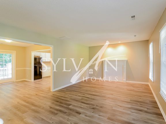017-photo-living-room-11707873_09022022