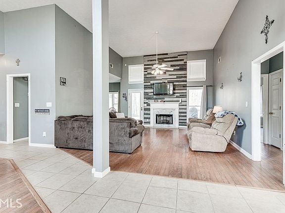 5th image of 395 N Oakland Cir