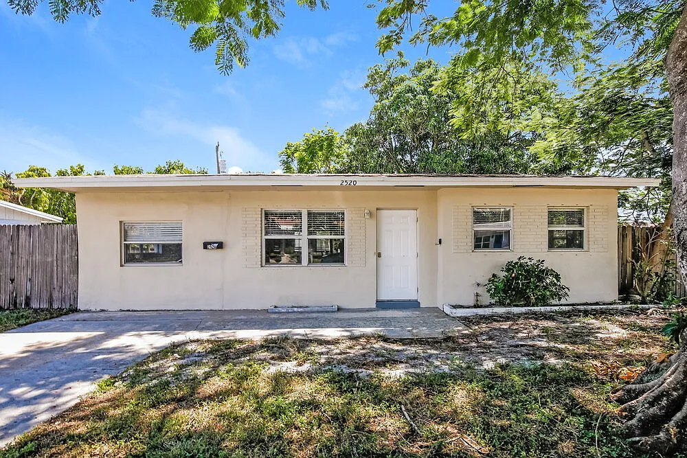 3 bed, 2.0 bath, 925 sqft, $2,690 — Photo 1