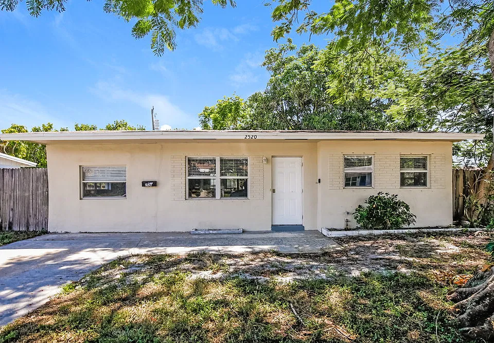 2520 NE 7th Ter