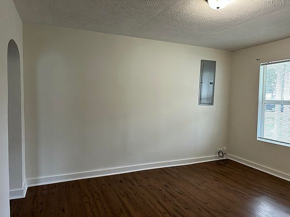 4th image of 1129 N Rogers Avenue
