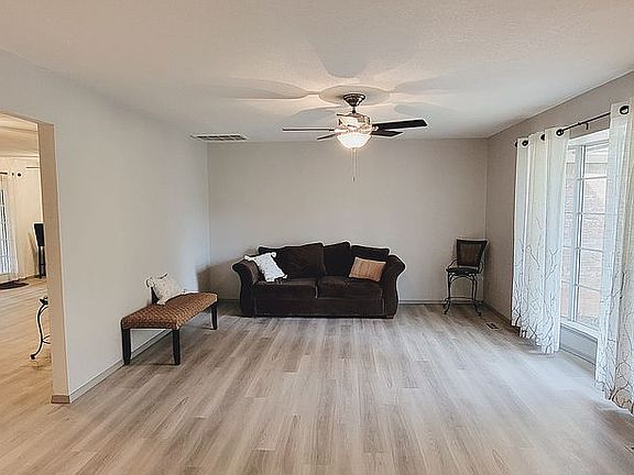 3rd image of 910 S Blueridge Dr