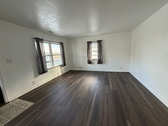 4th image of 422 Elm St #424