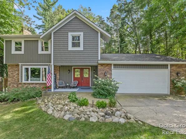 7962 Pine Hollow Dr SE, Alto, MI 49302