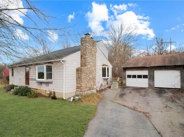 17 Edgewood Ave, Ashaway, RI 02804