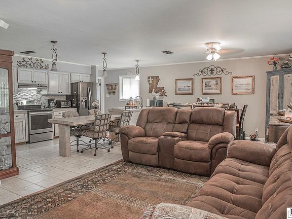 2nd image of 523 Lakeshore Dr