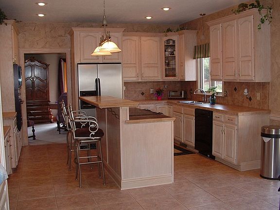 Tile, Granite and Stainless Steel 'European Style' Kitchen