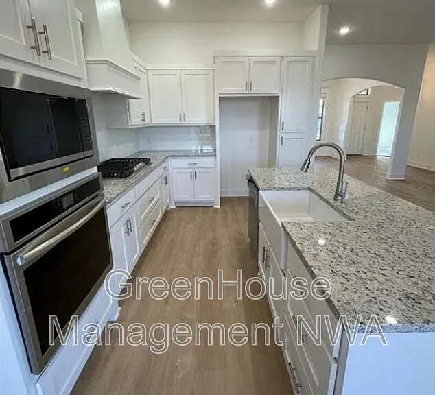 1574 Pershing St — Photo 9