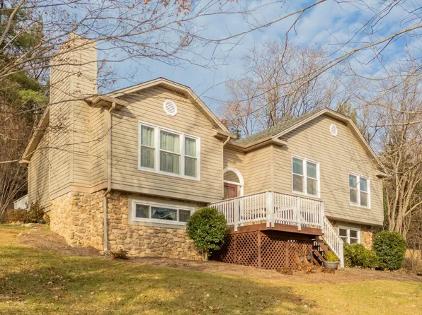 8011 Cedar Edge Rd, Roanoke, VA 24018