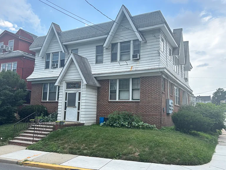 807-809 Schuyler Ave #1R — Photo 1