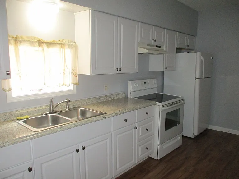 1214 Summit St — Photo 2