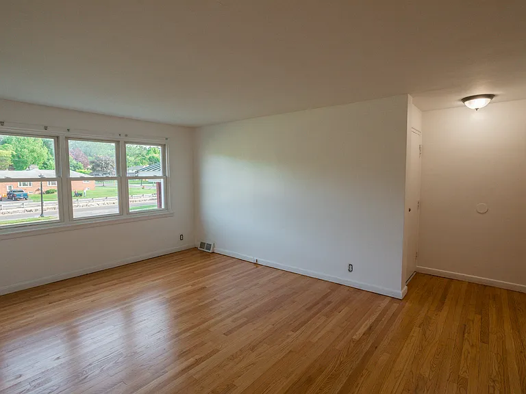 1503 Meadowbrook Dr #2 — Photo 2