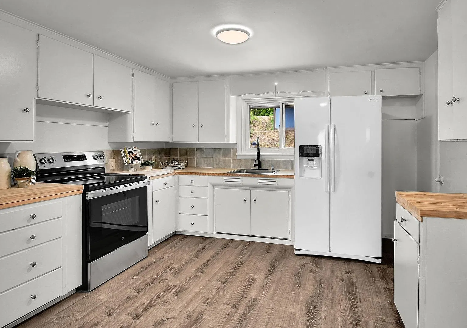 Spacious 5-Bedroom Home with Two Kitchens and Mountain Views in Tacoma — Photo 2