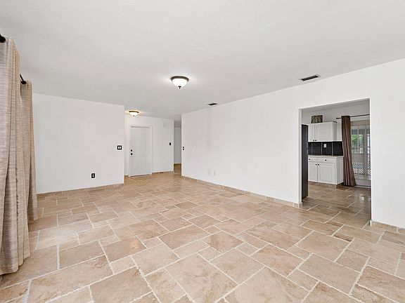 4th image of 800 Wildwood Cir