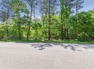 8 Woodridge Rd, Hampton Bays, NY 11946