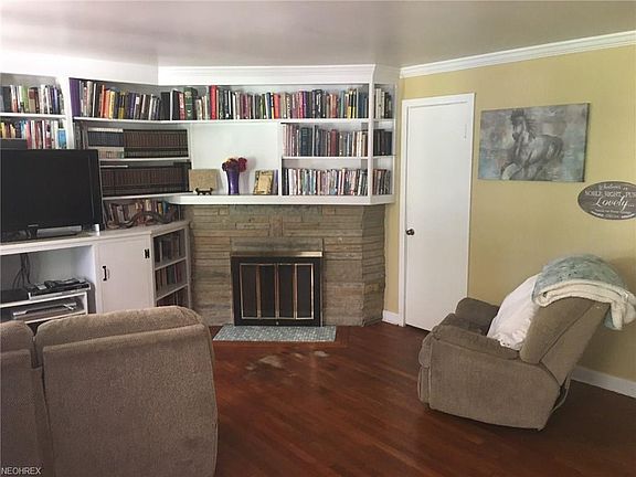 2nd image of 430 Willow Dr NE