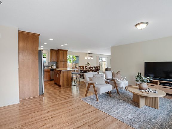 5th image of 313 SE 148th Ave