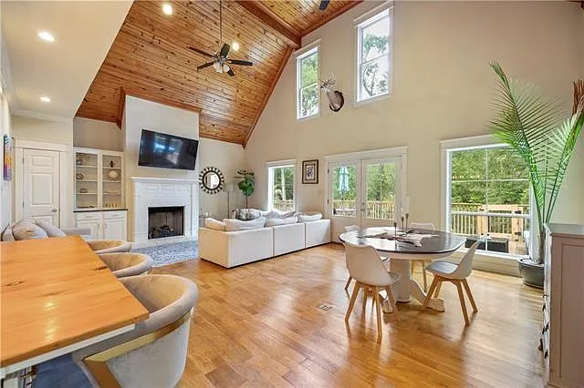 4 bed, 3.5 bath, 2327 sqft, $3,300 — Photo 4