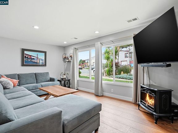 5th image of 136 Pacific Ave