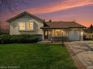 2067 Champagne Dr, Ann Arbor, MI 48108