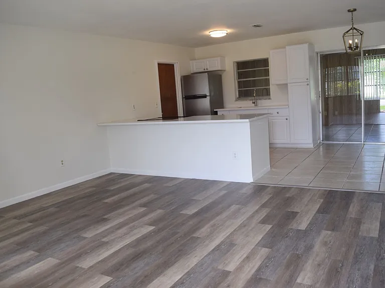 1881 SE Airoso Blvd — Photo 6