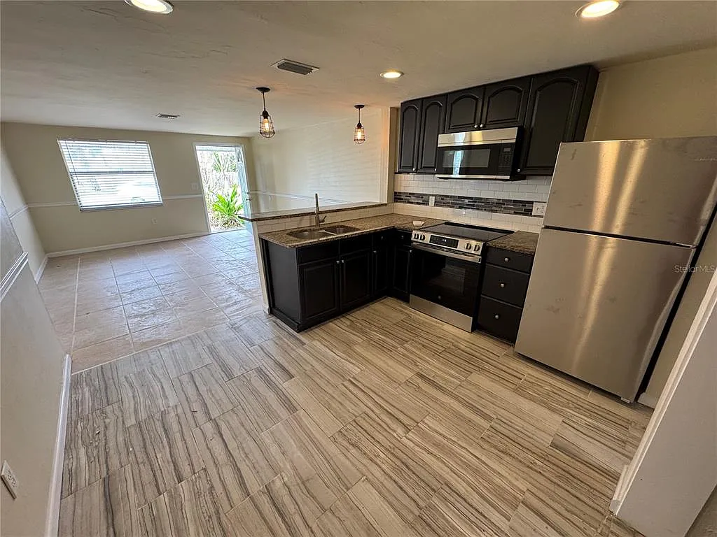 2 bed, 1.5 bath, 983 sqft, $1,350 — Photo 4