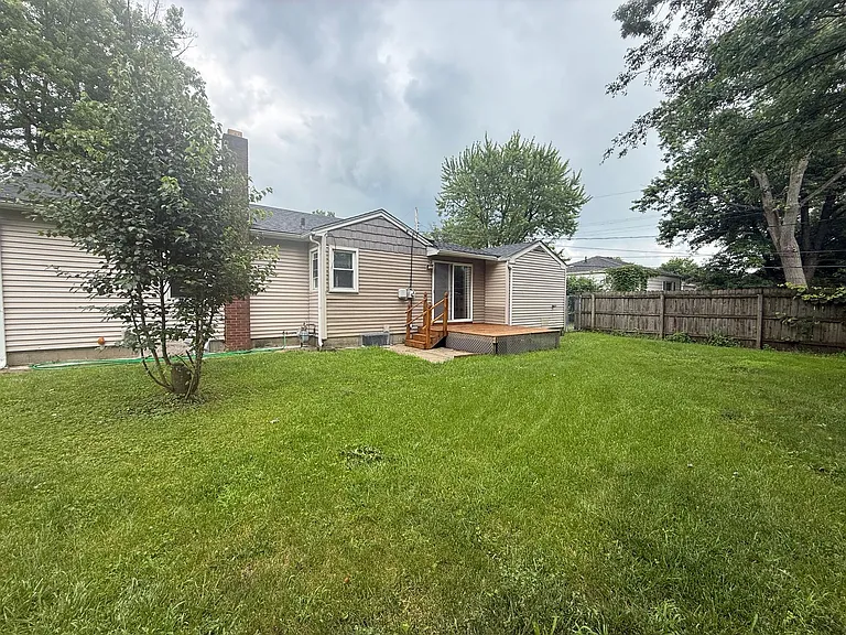 923 Carolyn Ave — Photo 2